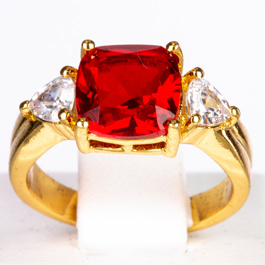 Ring aus goldplattierterr Legierung mit rotem Emporia®-Kristall