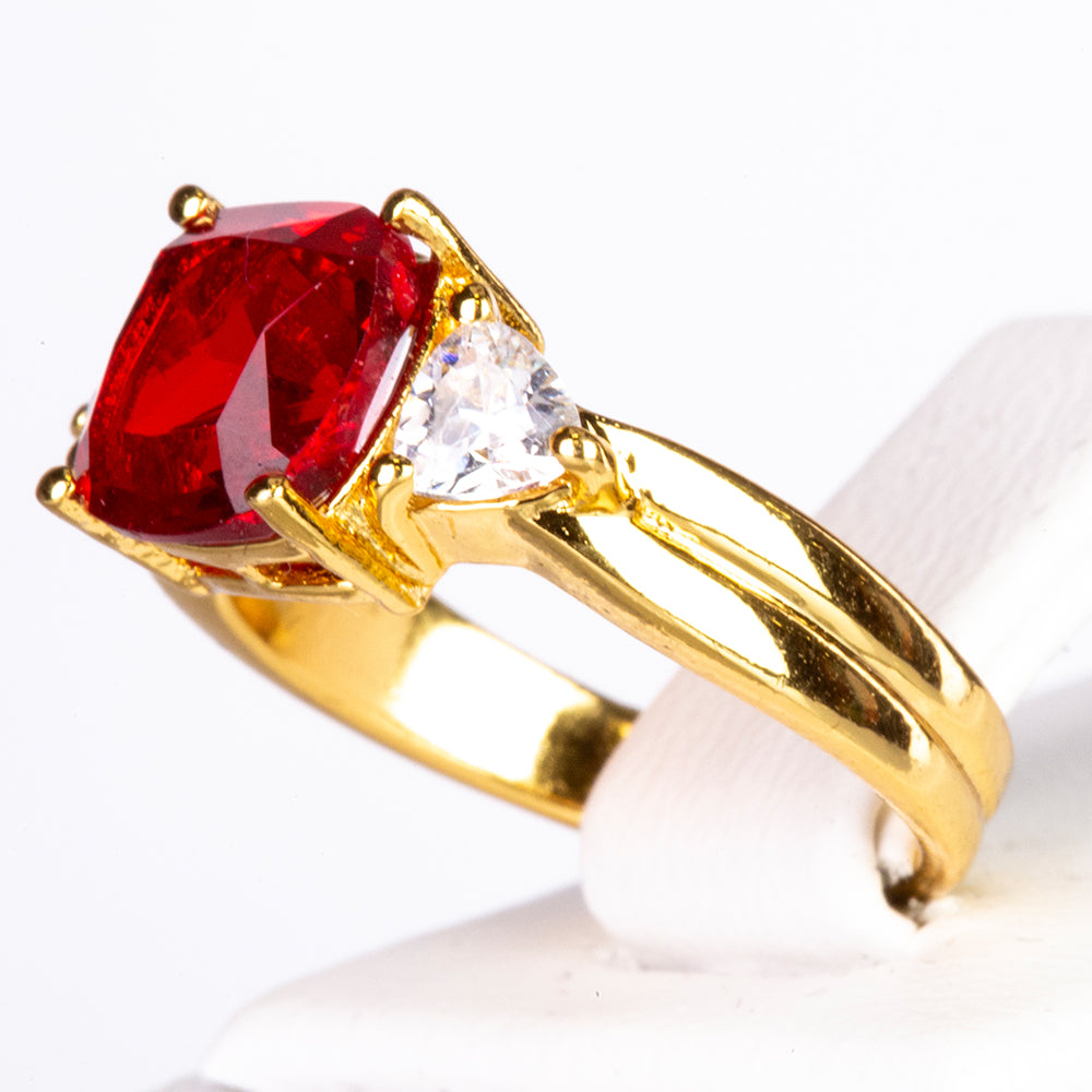 Ring aus goldplattierterr Legierung mit rotem Emporia®-Kristall 4 