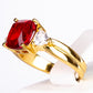 Ring aus goldplattierterr Legierung mit rotem Emporia®-Kristall