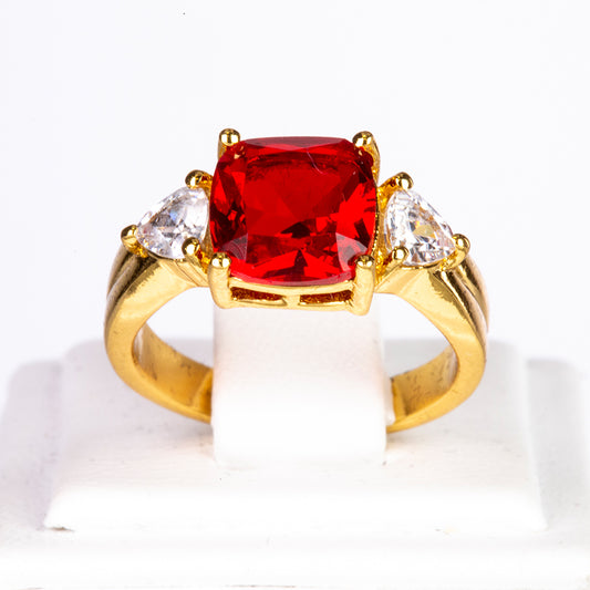 Ring aus goldplattierterr Legierung mit rotem Emporia®-Kristall