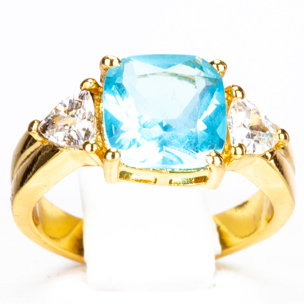 Ring aus goldplattierterr Legierung mit blauem Emporia®-Kristall