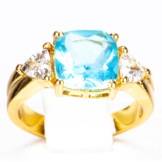 Ring aus goldplattierterr Legierung mit blauem Emporia®-Kristall