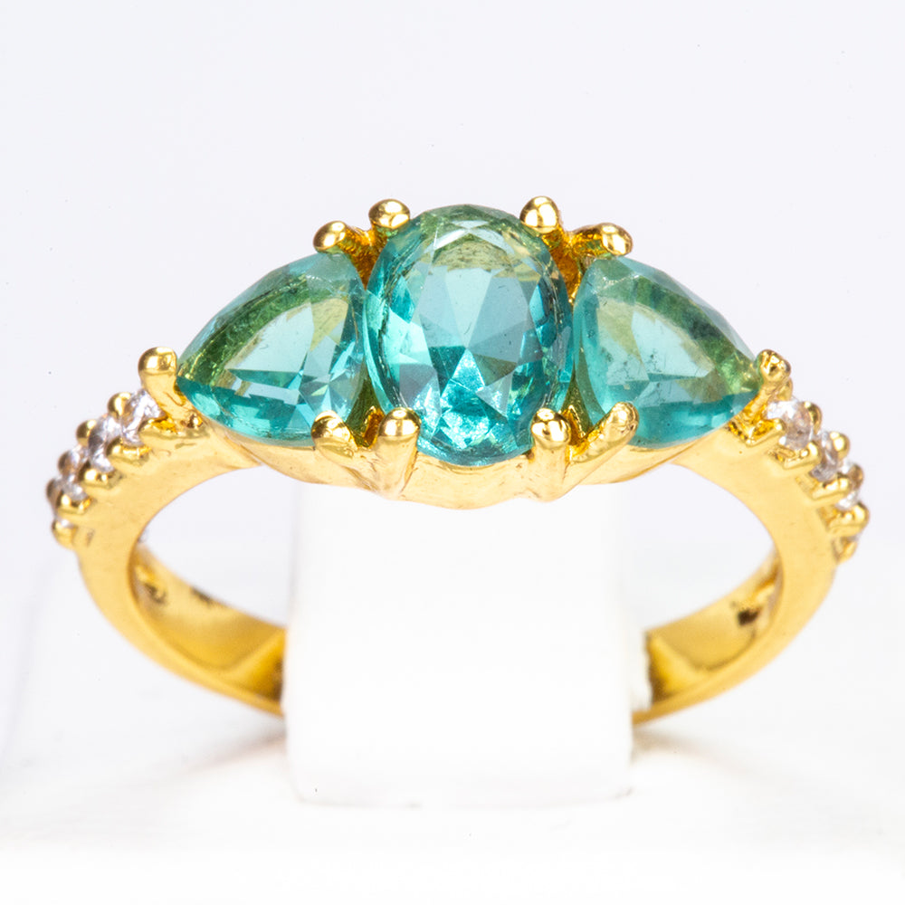 Ring aus goldplattierterr Legierung mit grünem Emporia® Kristall