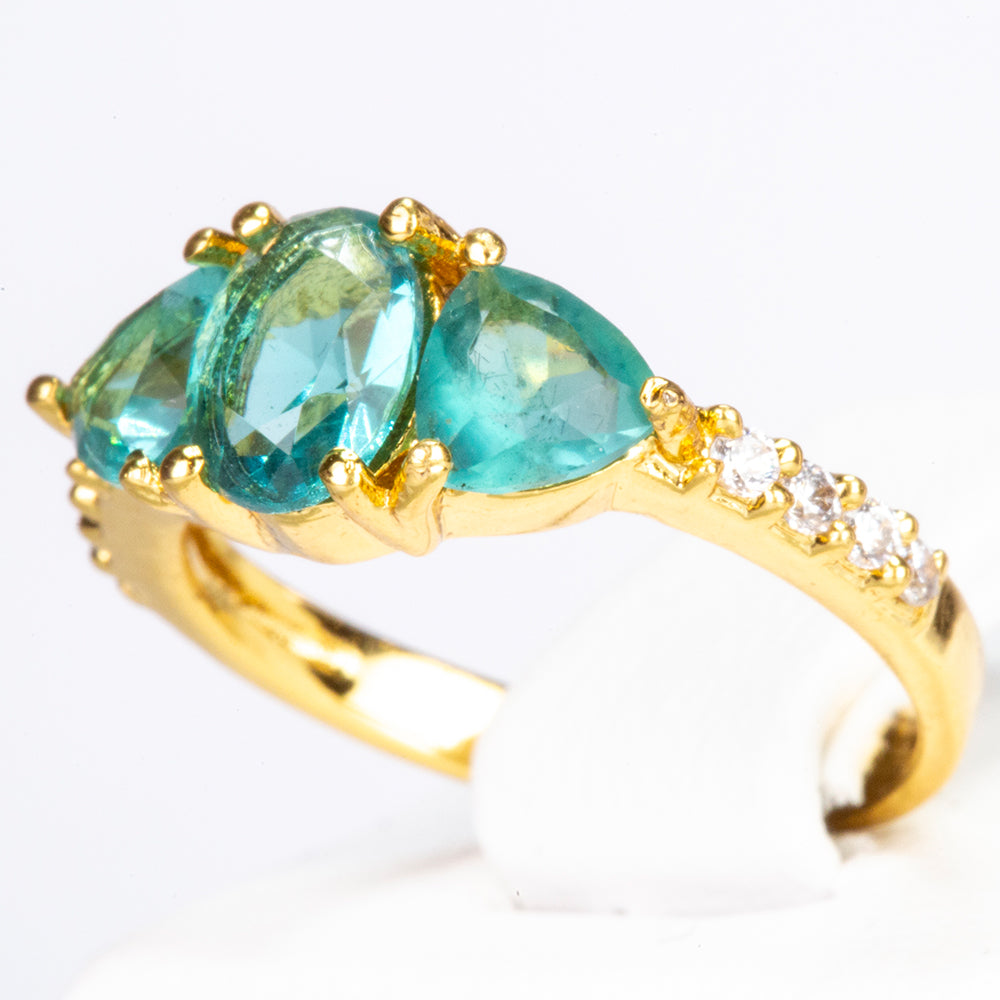 Ring aus goldplattierterr Legierung mit grünem Emporia® Kristall