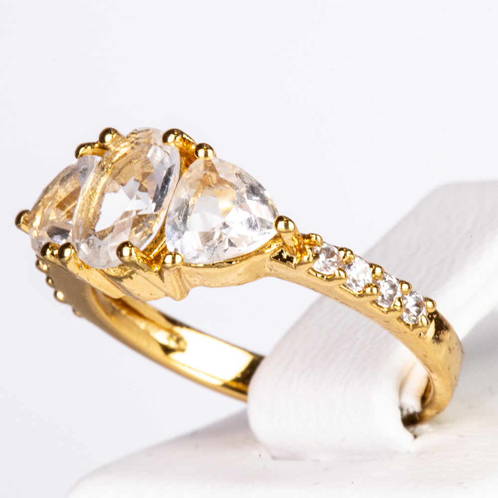 Ring aus goldplattierterr Legierung mit weißem Emporia® Kristall 2 