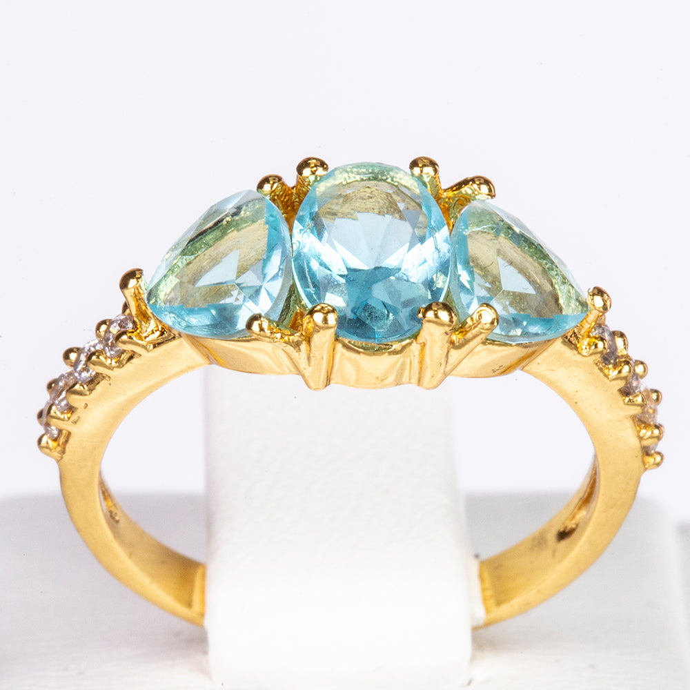 Ring aus goldplattierterr Legierung mit blauem Emporia®-Kristall