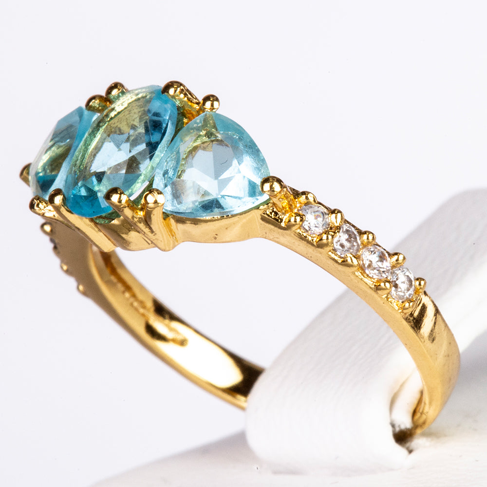 Ring aus goldplattierterr Legierung mit blauem Emporia®-Kristall
