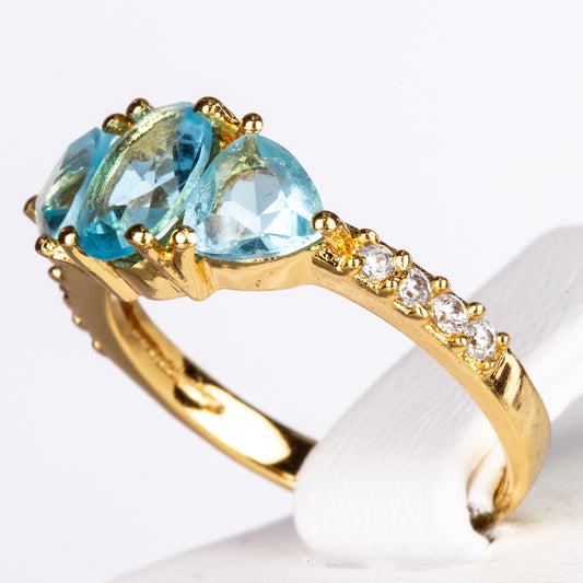 Ring aus goldplattierterr Legierung mit blauem Emporia®-Kristall