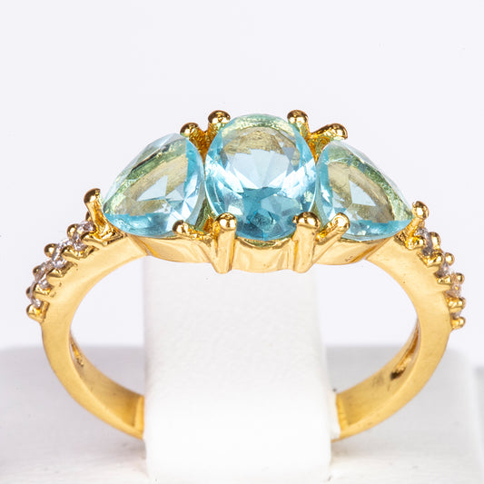 Ring aus goldplattierterr Legierung mit blauem Emporia®-Kristall