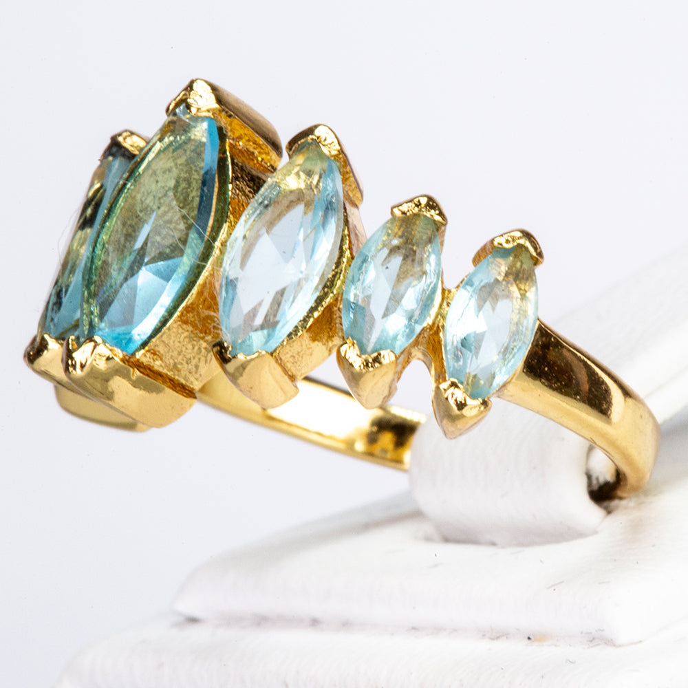 Ring aus goldplattierterr Legierung mit blauem Emporia®-Kristall