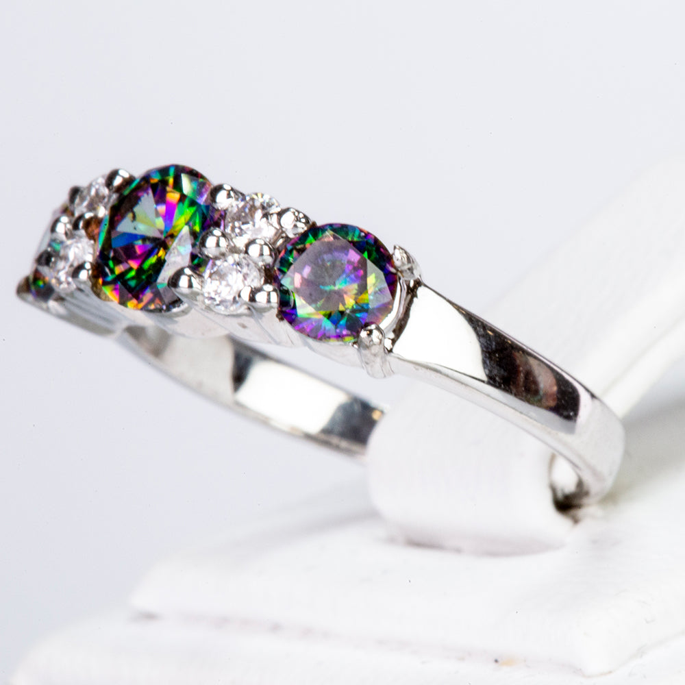 Ring aus goldplattierterr Legierung mit grünem Emporia® Kristall und weißem Emporia® Kristall 2 