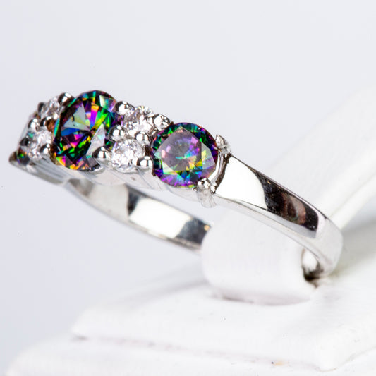 Ring aus goldplattierterr Legierung mit grünem Emporia® Kristall und weißem Emporia® Kristall