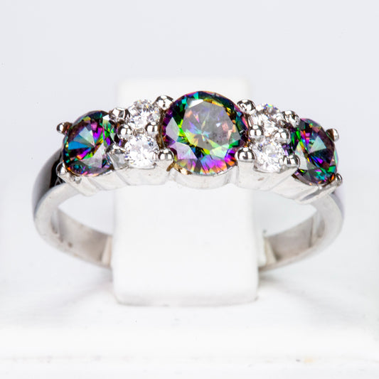 Ring aus goldplattierterr Legierung mit grünem Emporia® Kristall und weißem Emporia® Kristall
