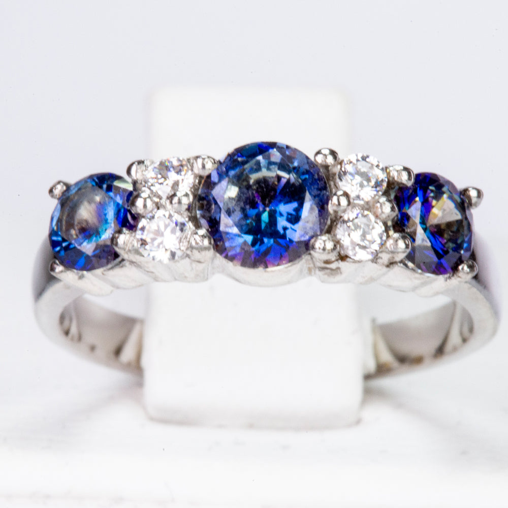 Ring aus goldplattierterr Legierung mit blauem Emporia®-Kristall und weißem Emporia® Kristall 1 