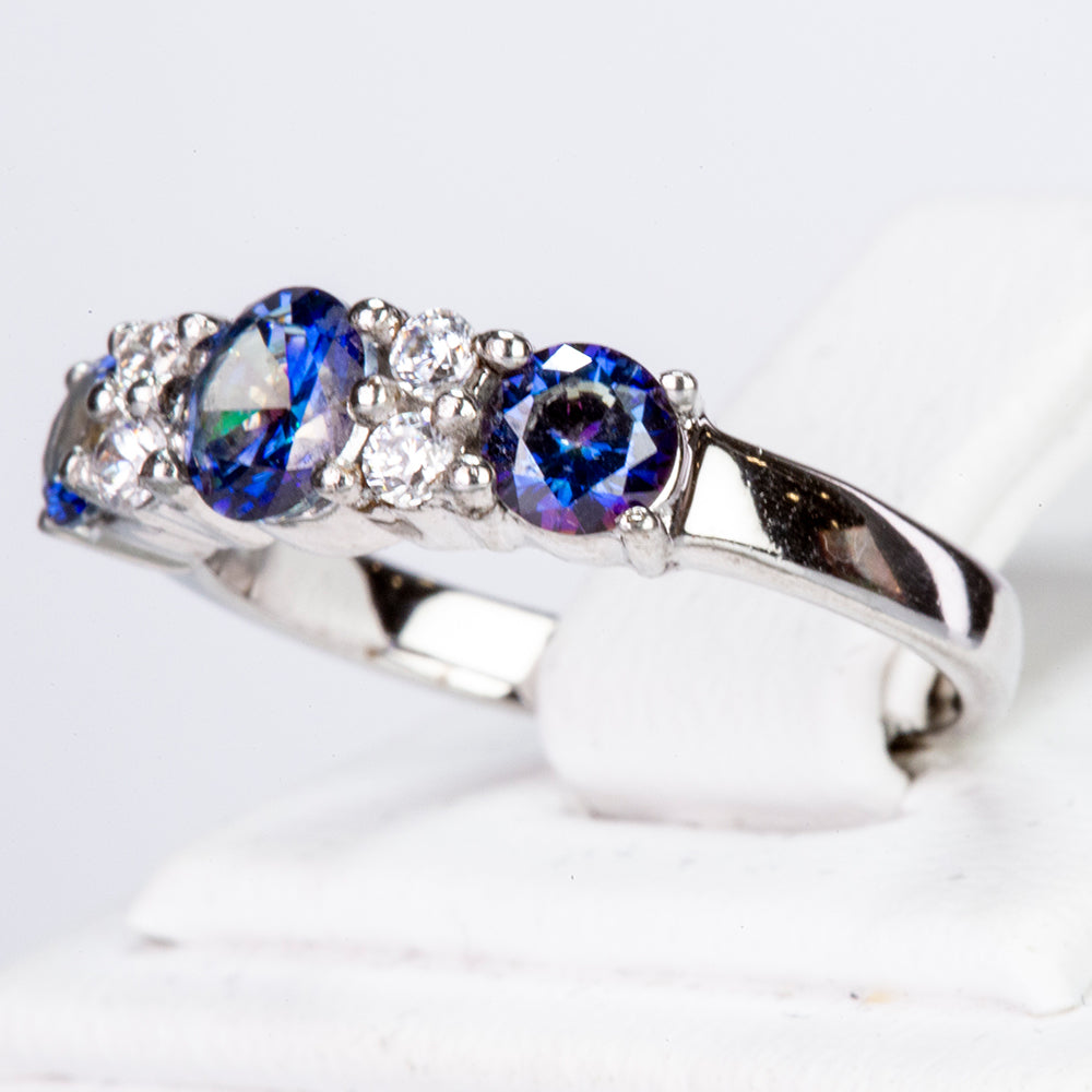 Ring aus goldplattierterr Legierung mit blauem Emporia®-Kristall und weißem Emporia® Kristall