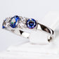 Ring aus goldplattierterr Legierung mit blauem Emporia®-Kristall und weißem Emporia® Kristall