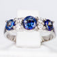Ring aus goldplattierterr Legierung mit blauem Emporia®-Kristall und weißem Emporia® Kristall