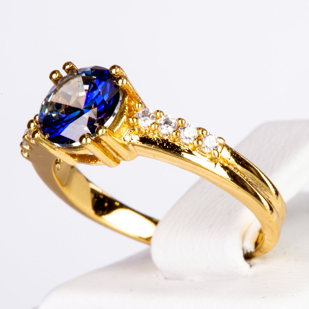 Ring aus goldplattierterr Legierung mit blauem Emporia®-Kristall und weißem Emporia® Kristall 2 