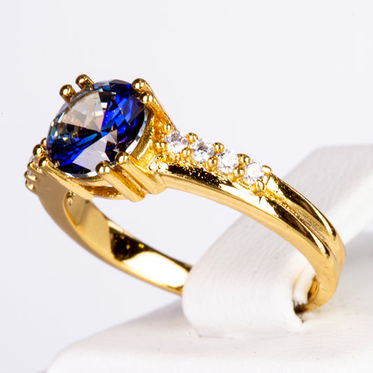 Ring aus goldplattierterr Legierung mit blauem Emporia®-Kristall und weißem Emporia® Kristall