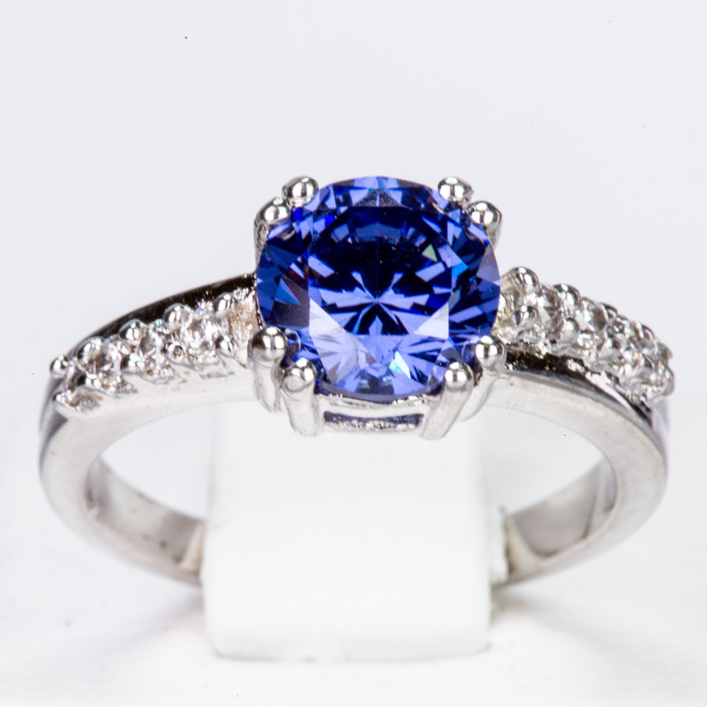 Ring aus goldplattierterr Legierung mit blauem Emporia®-Kristall und weißem Emporia® Kristall