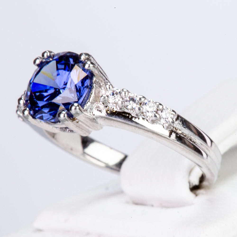 Ring aus goldplattierterr Legierung mit blauem Emporia®-Kristall und weißem Emporia® Kristall