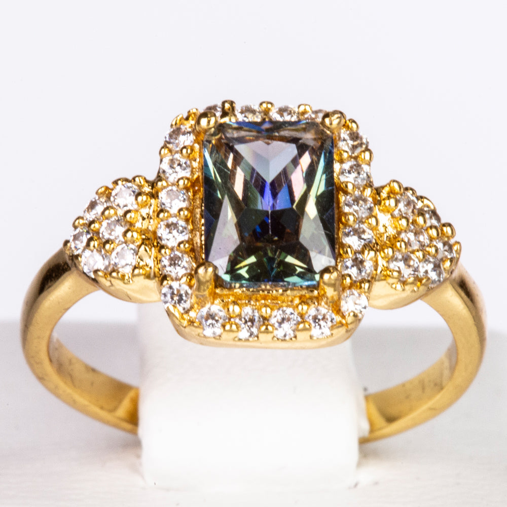 Ring aus goldplattierterr Legierung mit grünem Emporia® Kristall und weißem Emporia® Kristall 1 