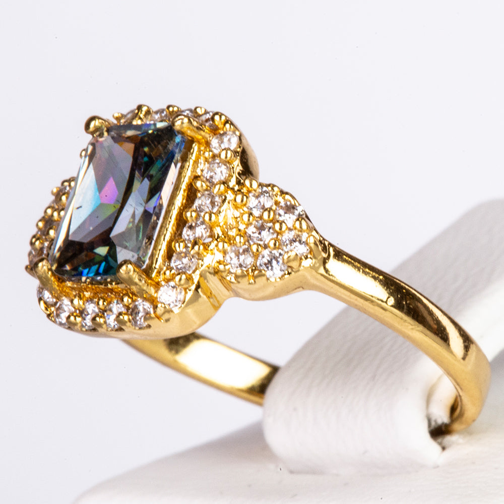 Ring aus goldplattierterr Legierung mit grünem Emporia® Kristall und weißem Emporia® Kristall