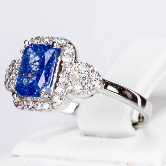 Ring aus goldplattierterr Legierung mit blauem Emporia®-Kristall und weißem Emporia® Kristall