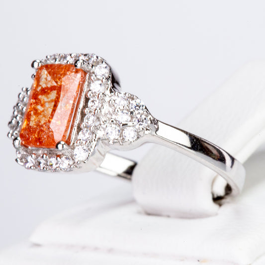 Ring aus goldplattierterr Legierung mit orangefarbenem Emporia® Kristall und weißem Emporia® Kristall