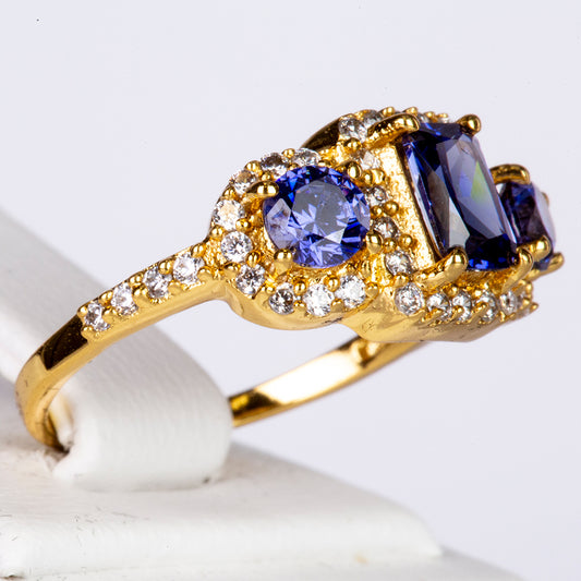 Ring aus goldplattierterr Legierung mit blauem Emporia®-Kristall und weißem Emporia® Kristall