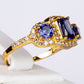 Ring aus goldplattierterr Legierung mit blauem Emporia®-Kristall und weißem Emporia® Kristall
