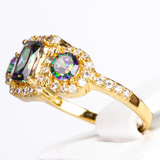 Ring aus goldplattierterr Legierung mit grünem Emporia® Kristall und weißem Emporia® Kristall