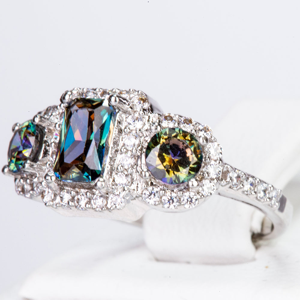 Ring aus goldplattierterr Legierung mit grünem Emporia® Kristall und weißem Emporia® Kristall