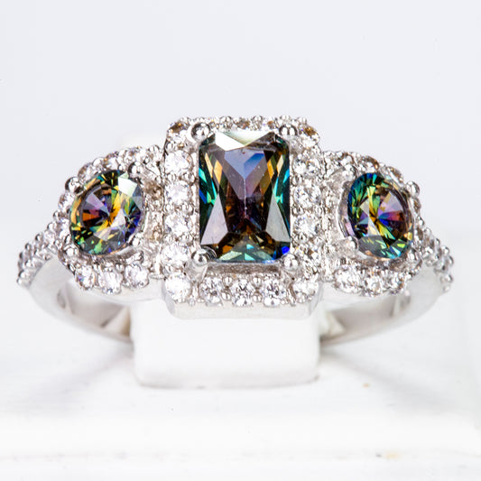 Ring aus goldplattierterr Legierung mit grünem Emporia® Kristall und weißem Emporia® Kristall