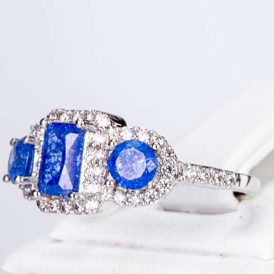 Ring aus goldplattierterr Legierung mit blauem Emporia®-Kristall und weißem Emporia® Kristall