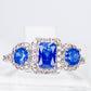 Ring aus goldplattierterr Legierung mit blauem Emporia®-Kristall und weißem Emporia® Kristall