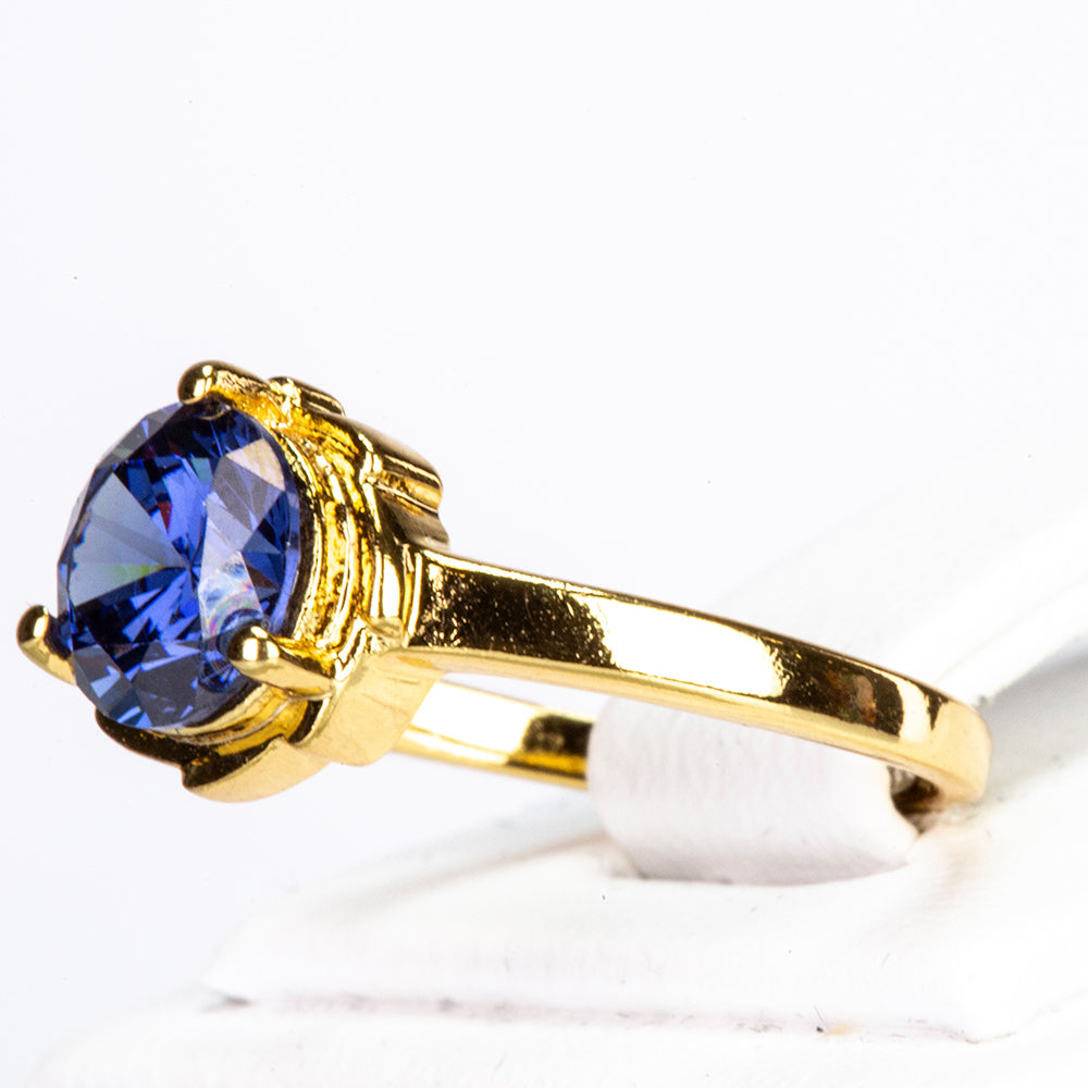 Ring aus goldplattierterr Legierung mit blauem Emporia®-Kristall