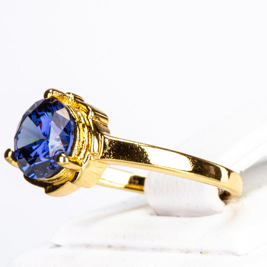 Ring aus goldplattierterr Legierung mit blauem Emporia®-Kristall