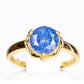 Ring aus goldplattierterr Legierung mit blauem Emporia®-Kristall