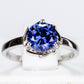 Ring aus goldplattierterr Legierung mit blauem Emporia®-Kristall