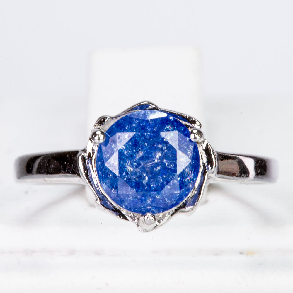 Ring aus goldplattierterr Legierung mit blauem Emporia®-Kristall