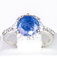Ring aus goldplattierterr Legierung mit blauem Emporia®-Kristall