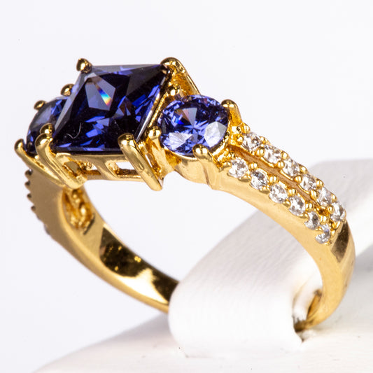 Ring aus goldplattierterr Legierung mit blauem Emporia®-Kristall und weißem Emporia® Kristall