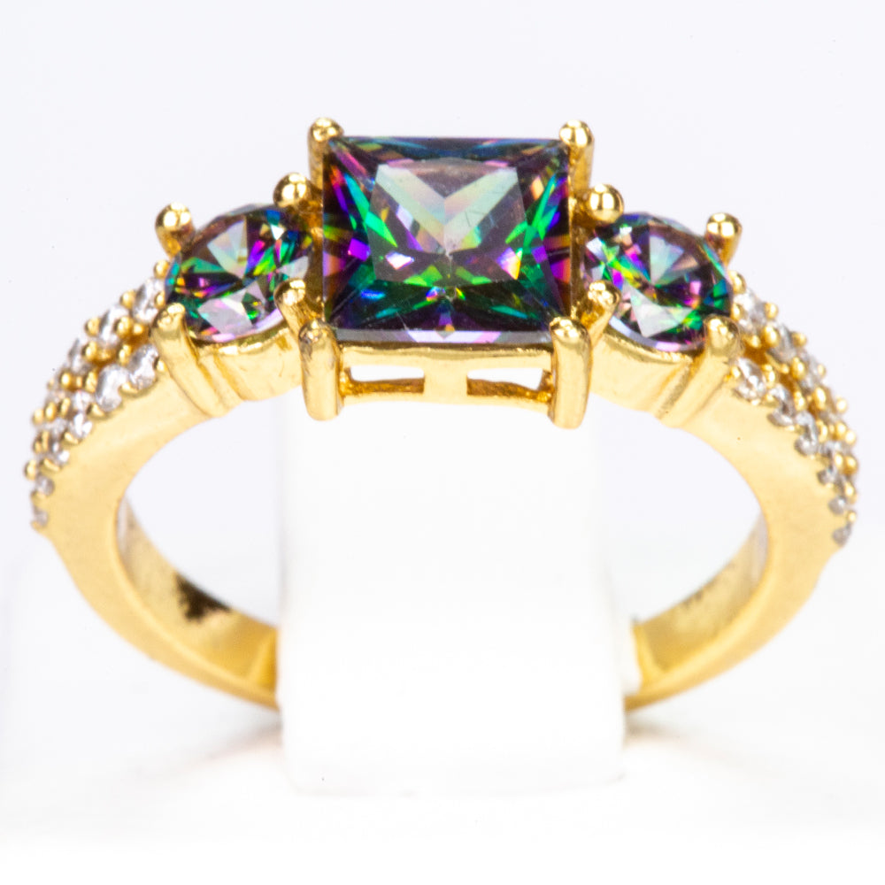 Ring aus goldplattierterr Legierung mit grünem Emporia® Kristall und weißem Emporia® Kristall