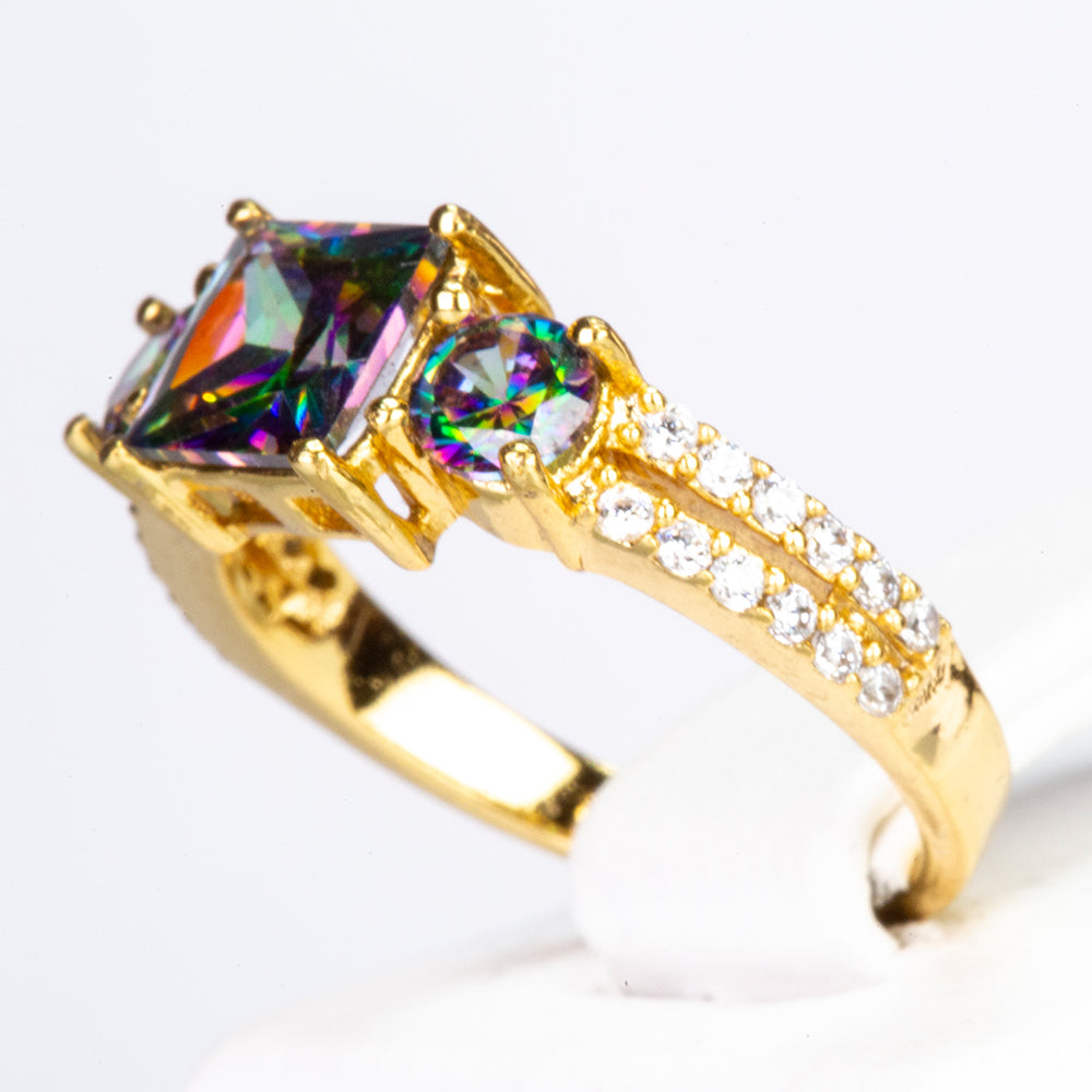 Ring aus goldplattierterr Legierung mit grünem Emporia® Kristall und weißem Emporia® Kristall