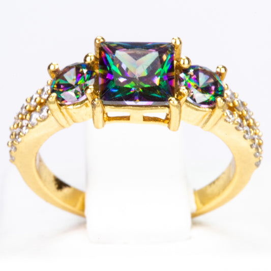 Ring aus goldplattierterr Legierung mit grünem Emporia® Kristall und weißem Emporia® Kristall