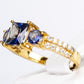 Ring aus goldplattierterr Legierung mit blauem Emporia®-Kristall und weißem Emporia® Kristall