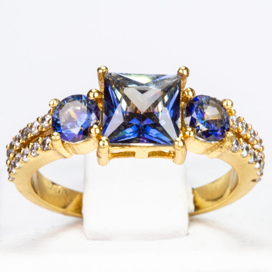 Ring aus goldplattierterr Legierung mit blauem Emporia®-Kristall und weißem Emporia® Kristall