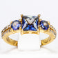 Ring aus goldplattierterr Legierung mit blauem Emporia®-Kristall und weißem Emporia® Kristall