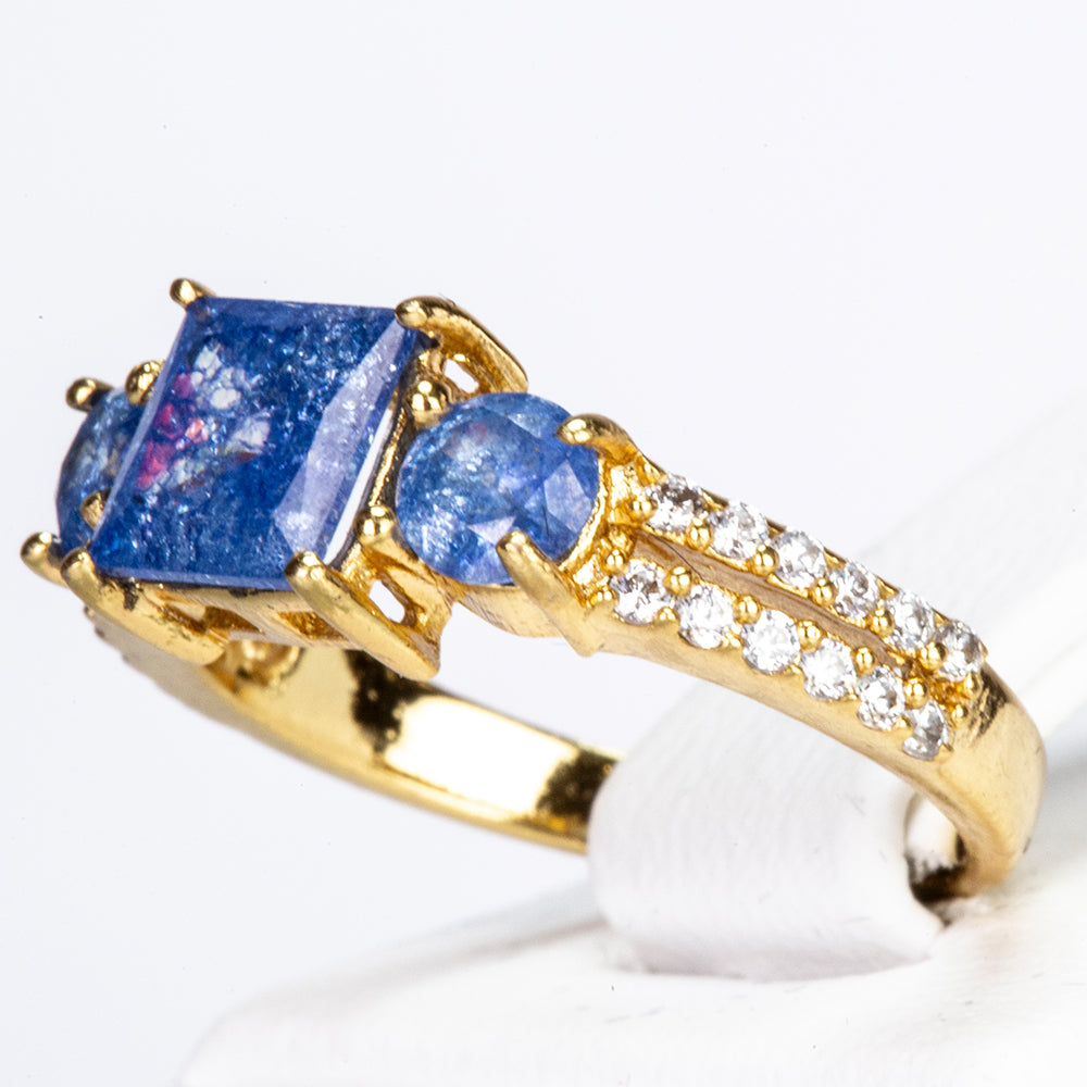 Ring aus goldplattierterr Legierung mit blauem Emporia®-Kristall und weißem Emporia® Kristall
